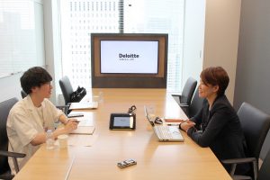 原元さんと質問する学生の写真