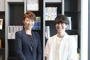 原元さんと学生の記念写真