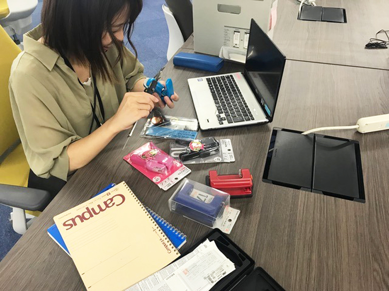 作業をする本間愛彩さん