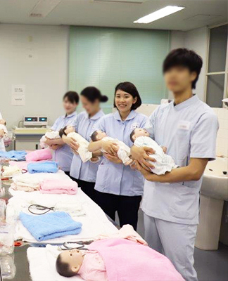 看護学類「家族支援看護学実習:母性」の授業風景