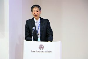 辻洋学長-300x200