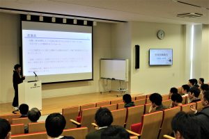 2019年末報告会発表中の1回生-300x200