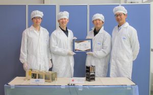 JAXAへの衛星引き渡しの様子