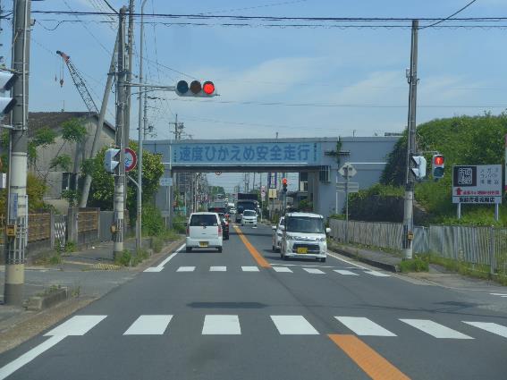 天井川の下を通る道路（京都府城陽市）