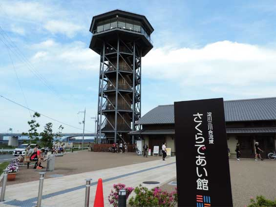 三川合流地点に新設されたさくらであい館（京都府八幡市）