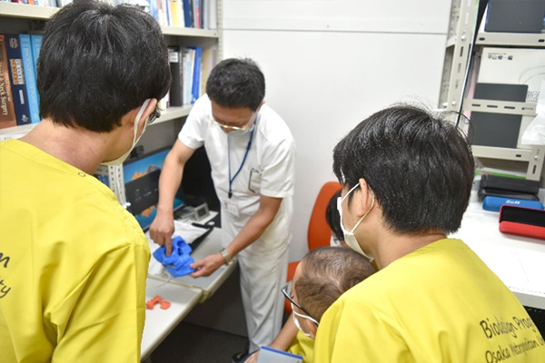 形成外科医局にて手術シミュレーションの見学