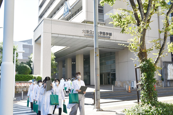 医学部と病院は隣接しています