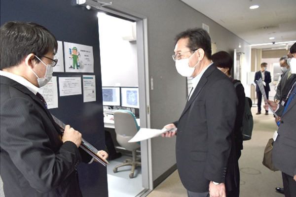 写真：本学教員の説明を聞く池田局長