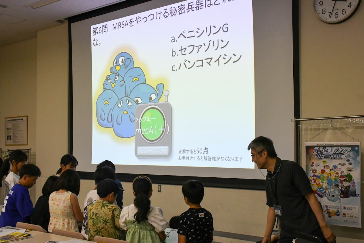 早押しクイズに挑戦する参加者