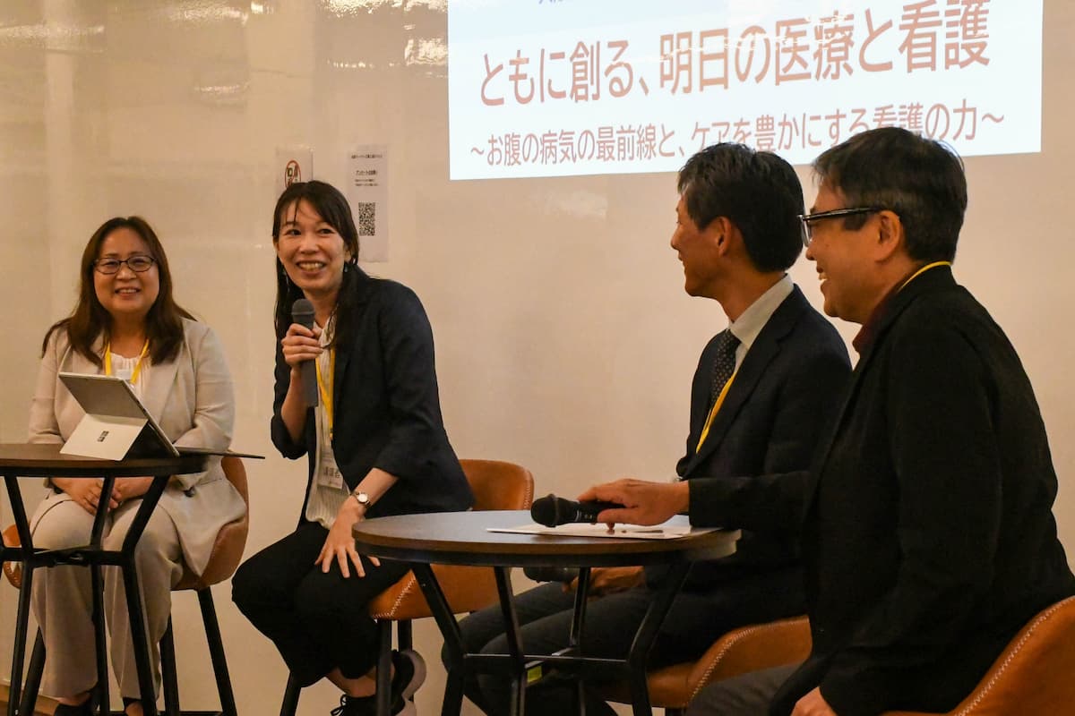 鶴田医学研究科長（右端）、中山看護学研究科長（左端）を交えたフリートーク