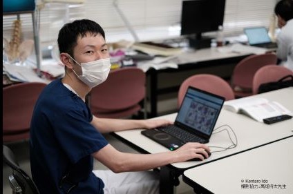 事前学習である細胞分類テストに取り組む様子