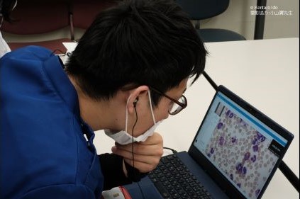 症例標本問題に対して代表回答者が所見を述べている様子
