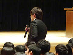 医学生フォーラムで質問に立つ千菊君（６回生）