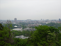 青葉城跡から望む仙台市街（手前の建物が学会会場）