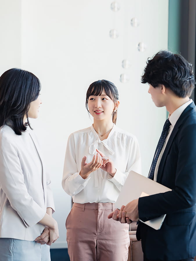 3人でミーティングしている様子