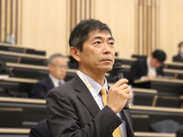 塩野義製薬㈱産官学連携部感染症領域フェロー　吉田博之様（背景ぼかし）④