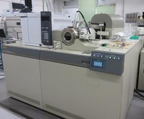 磁場セクター型質量分析装置