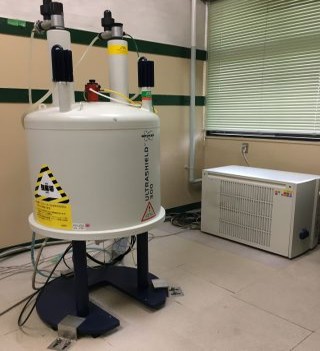 300MHz核磁気共鳴装置（Bruker）