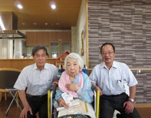 お写真中央が岡村千恵子さん。左は教育後援会代表幹事の湯浅勲先生。右は同事務局長の塘徳司さんです。