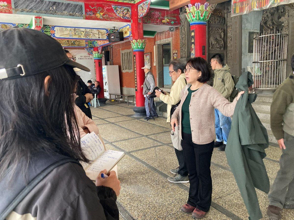 金瓜石にて、NTNUの蘇淑娟教授のガイドを受け、旧金鉱山集落の生活と歴史を学ぶ