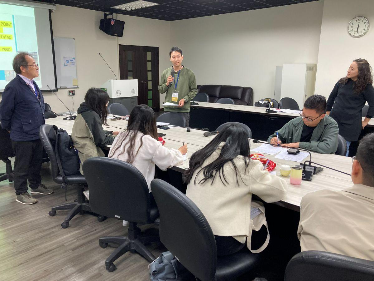 プログラムの終了時に参加者が英語で振り返りを共有している様子