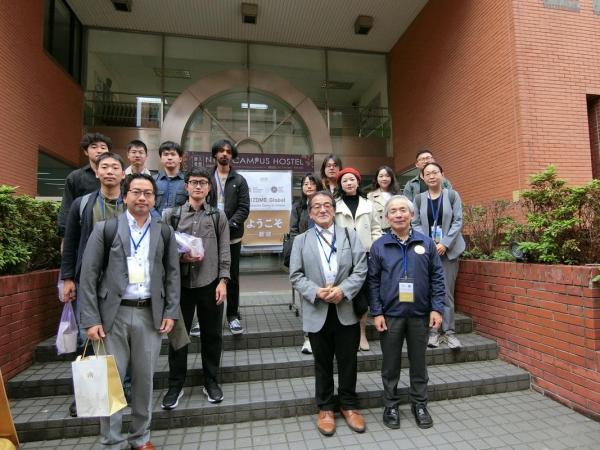 NTNUゲストハウス前にて全参加者と同伴教職員の集合写真