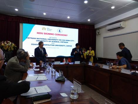 ベトナム国家大学ホーチミン校の学長と辰巳砂学長が学術連携協定の延長のMOUにサイン
