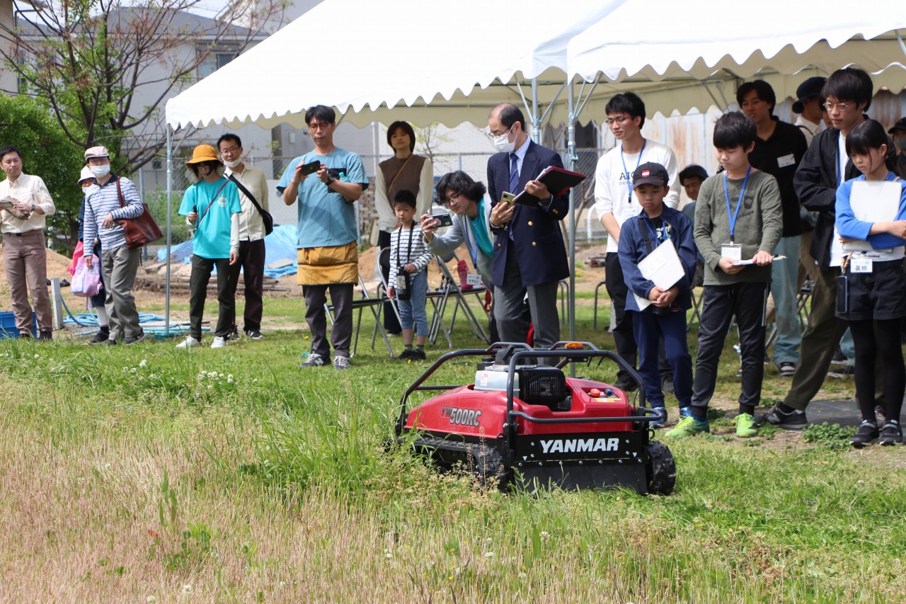 写真：ヤンマーの機械で田の草刈り