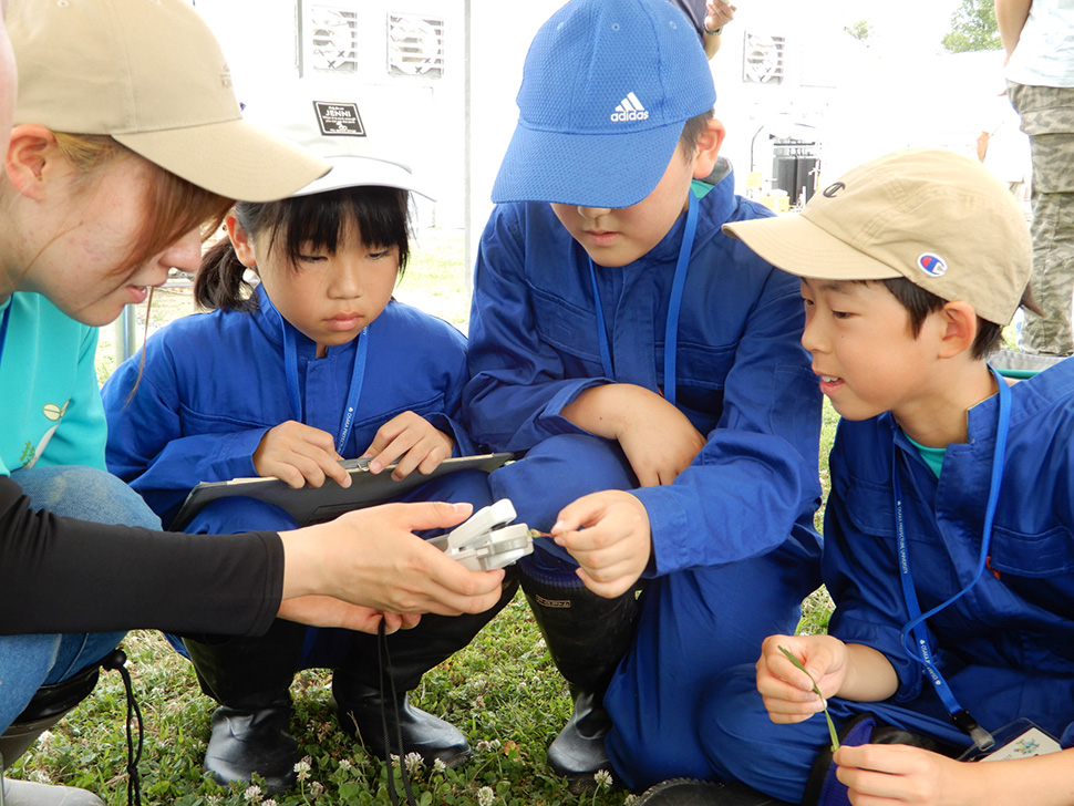 写真：葉緑素計の使い方を学ぶ子ども達