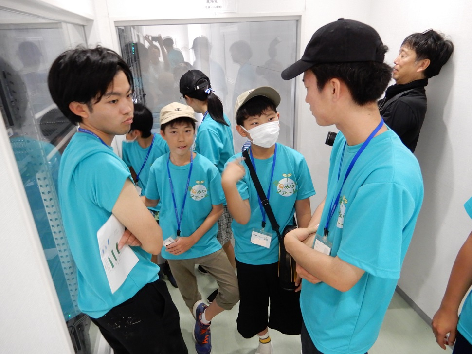 写真：大学生スタッフに質問する子ども達