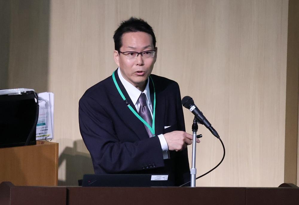活動内容を発表する秋吉准教授