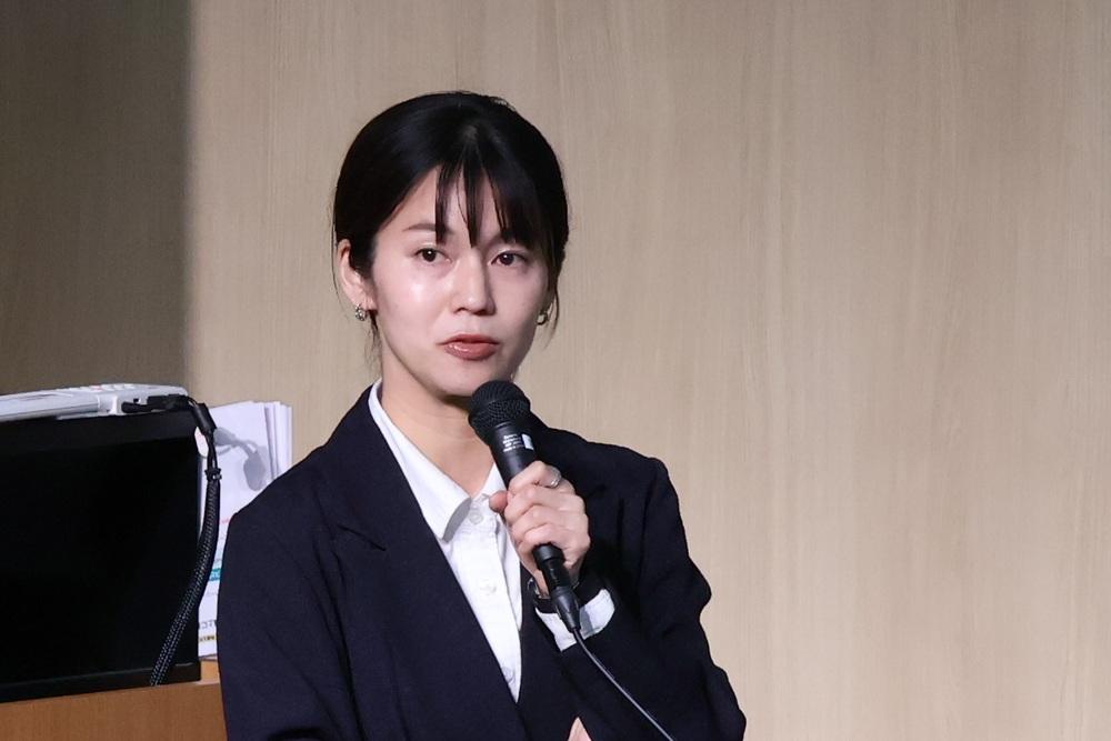 活動内容を発表する千葉准教授