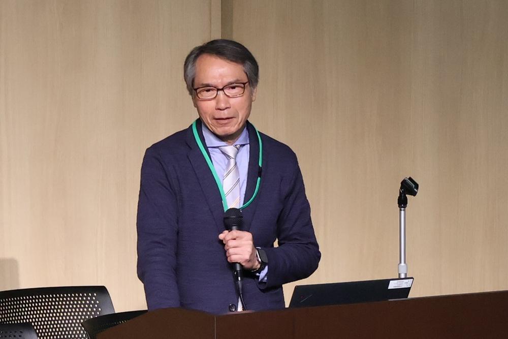 活動内容を発表する三宅教授