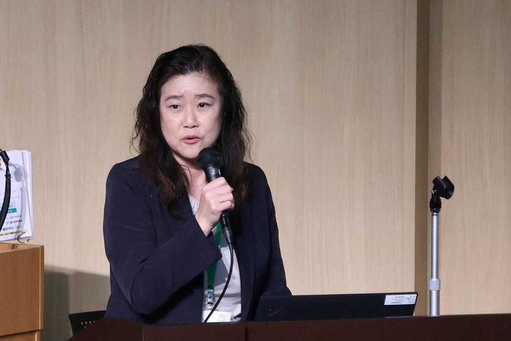 活動内容を発表する都筑教授