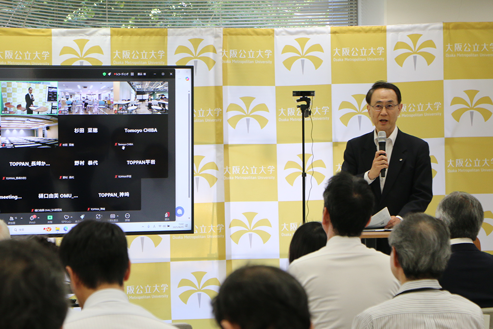 写真：あいさつをする学長