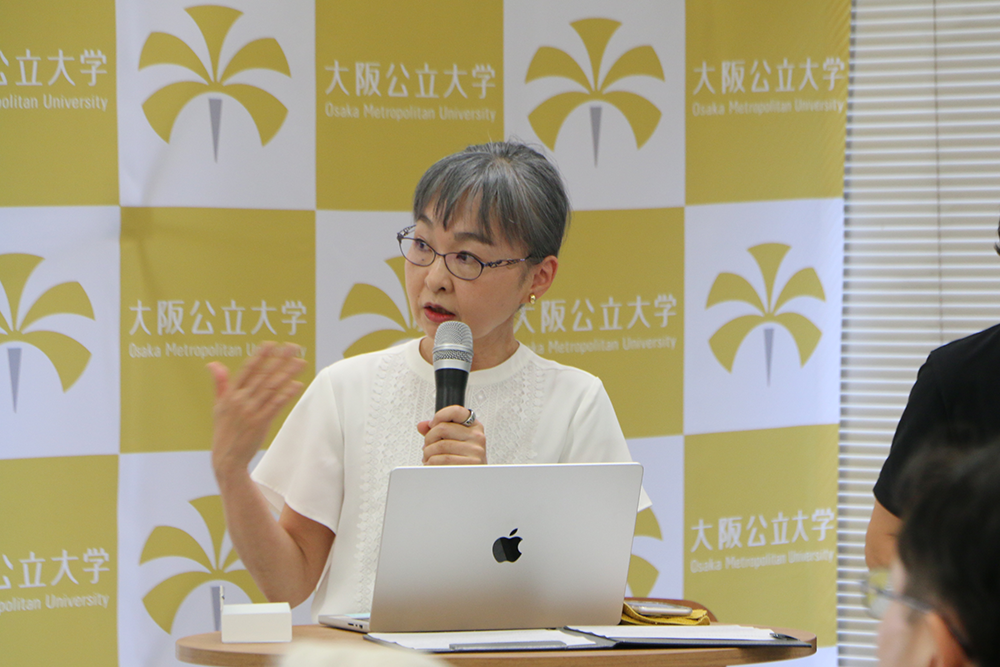 発表中の写真