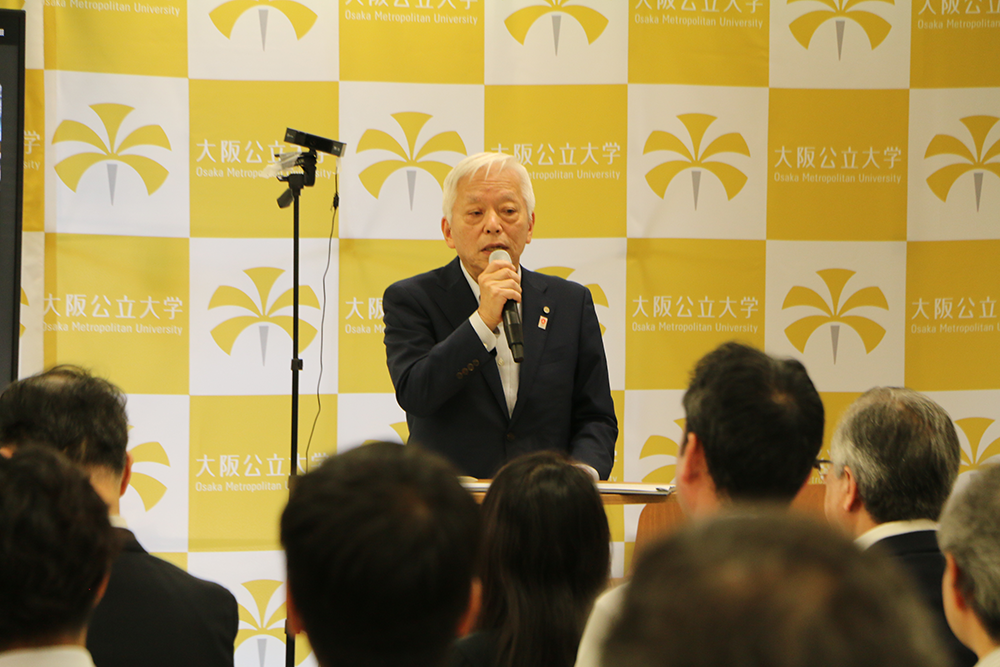 写真：あいさつをする理事長