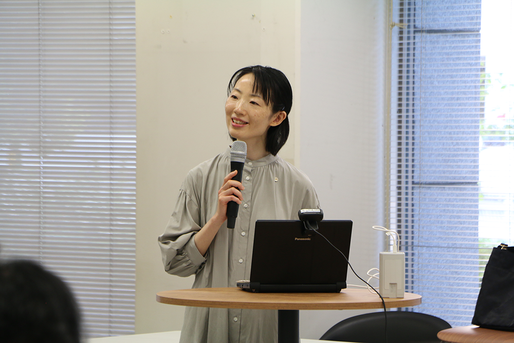 写真：司会の学長特別補佐