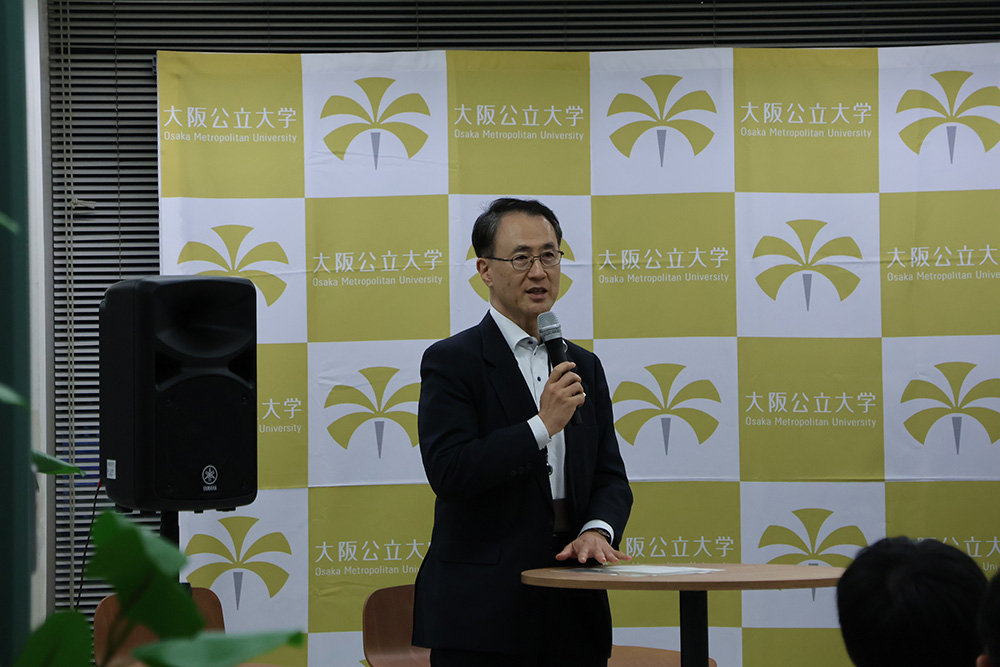 写真:あいさつをする学長