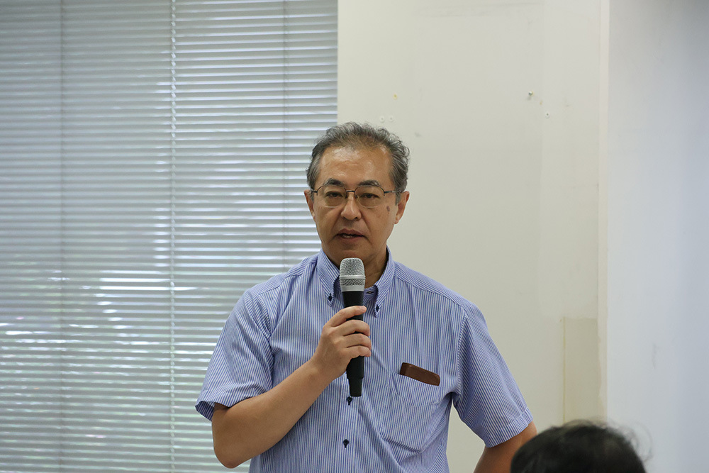 写真:あいさつをする副学長
