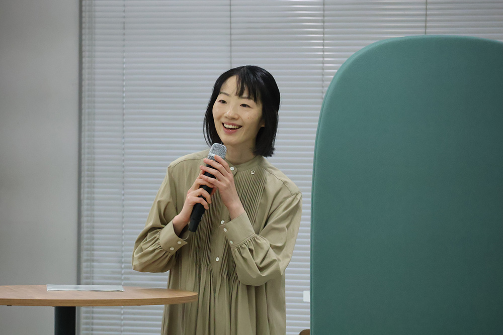 写真:司会の学長特別補佐