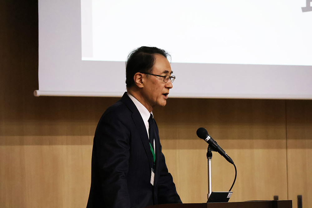 写真：あいさつをする桜木学長