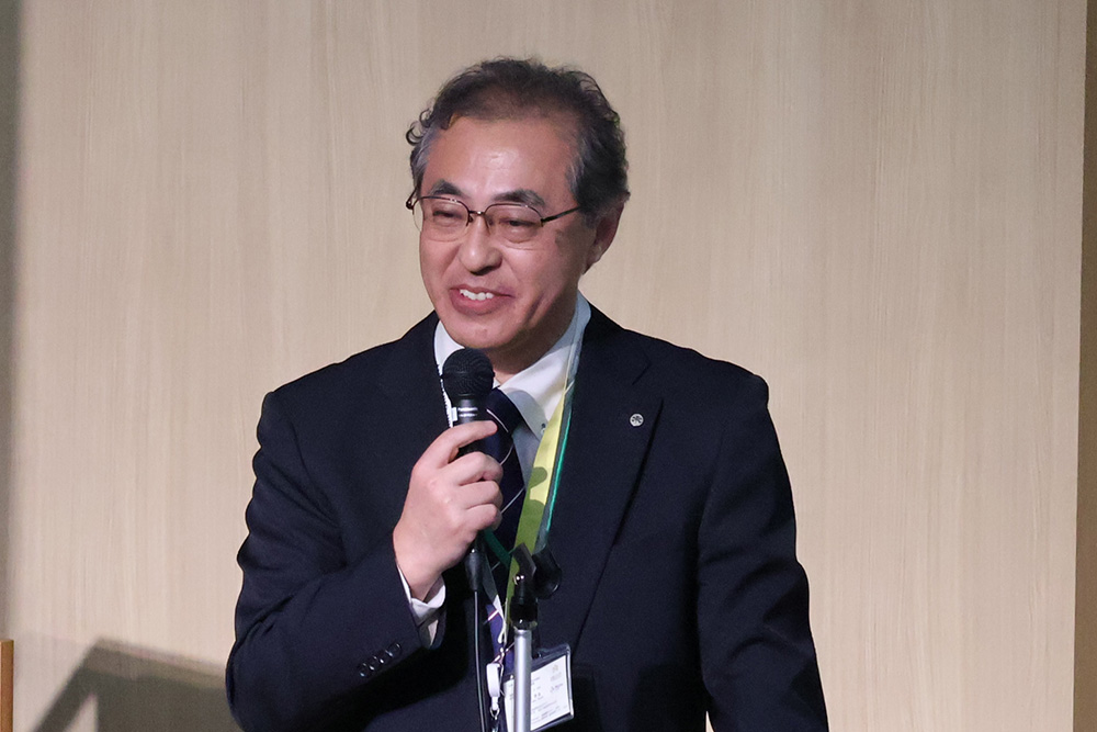 写真：あいさつをする重松副学長