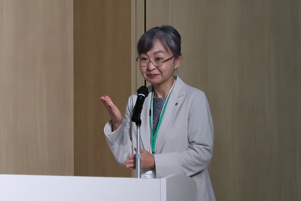 写真：司会をする樋口副学長